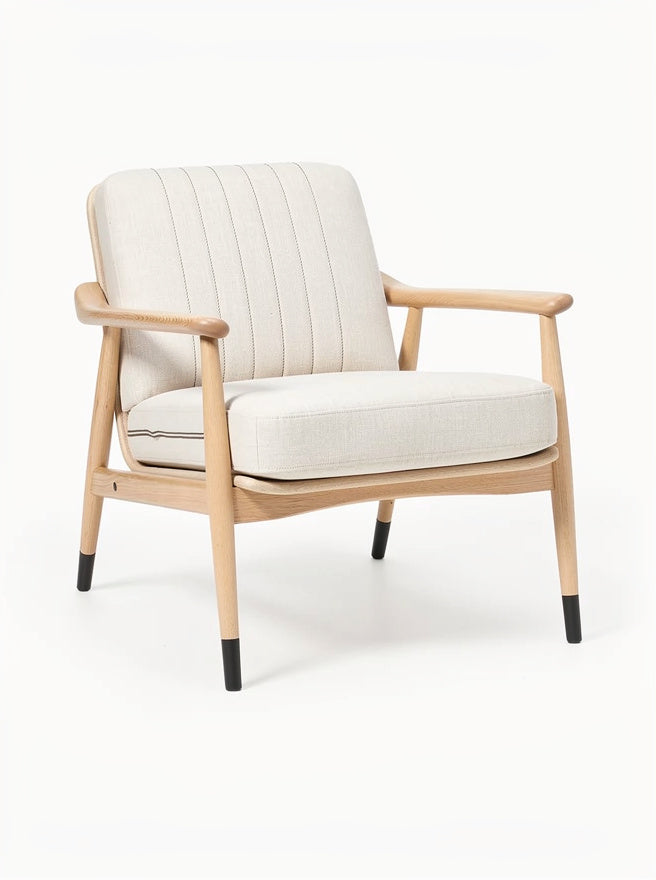 **Moderne fauteuil met houten frame en gestreepte bekleding**
