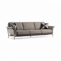 **Moderne stoffen bank met metalen frame en kussens**
