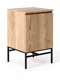 **Titel: Houten Nachttafel met Gestreepte Front en Metaalonderstel**