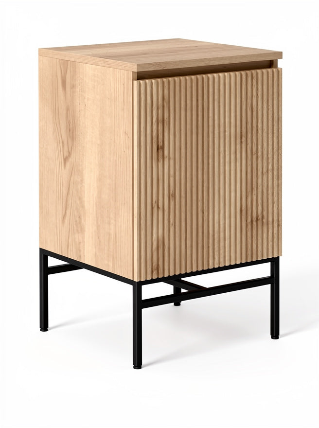 **Titel: Houten Nachttafel met Gestreepte Front en Metaalonderstel**